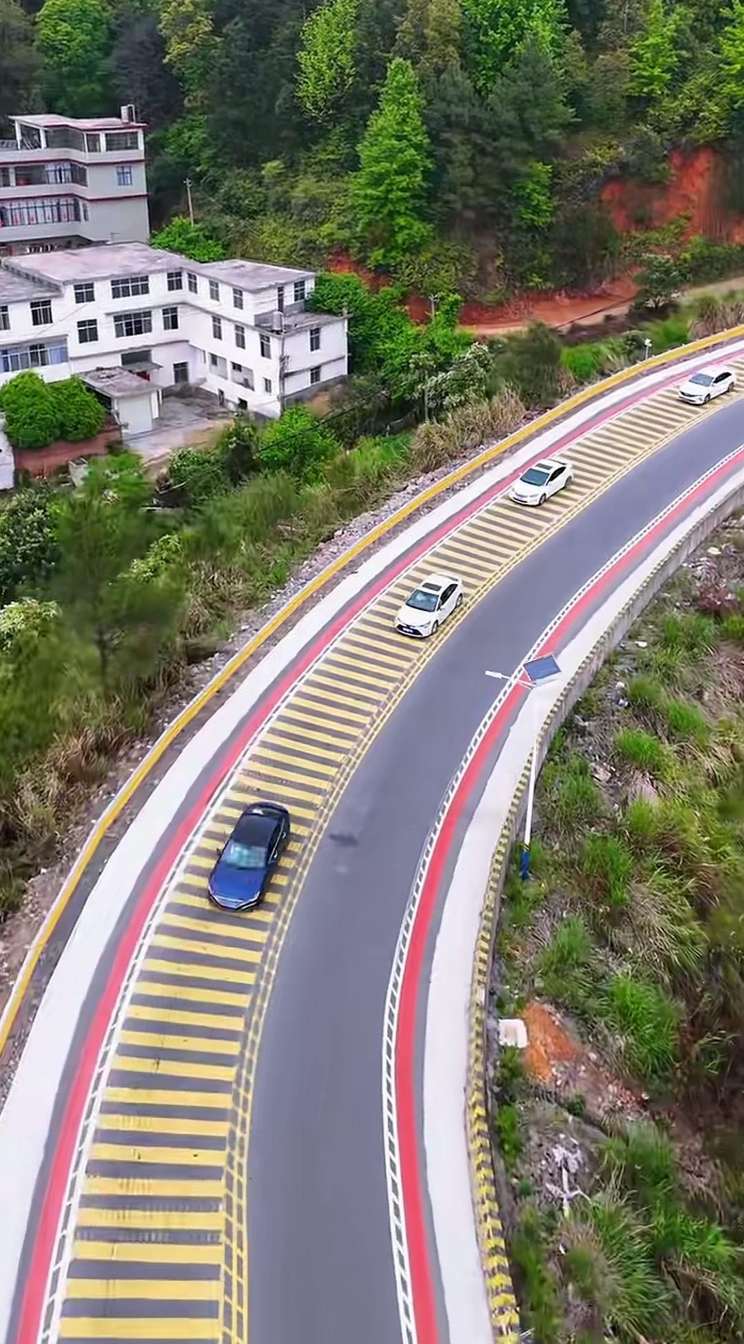 “想消石（结石）、上赣州”，虽说这只是司机们的玩笑话，但赣州一段道路上那超长且密