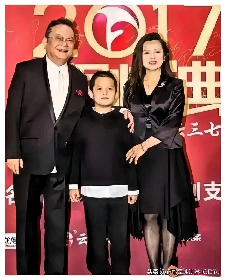 7岁的王刚，60岁的时候得了一子，本以为晚年可以安享清福，没想到现在17岁的儿子