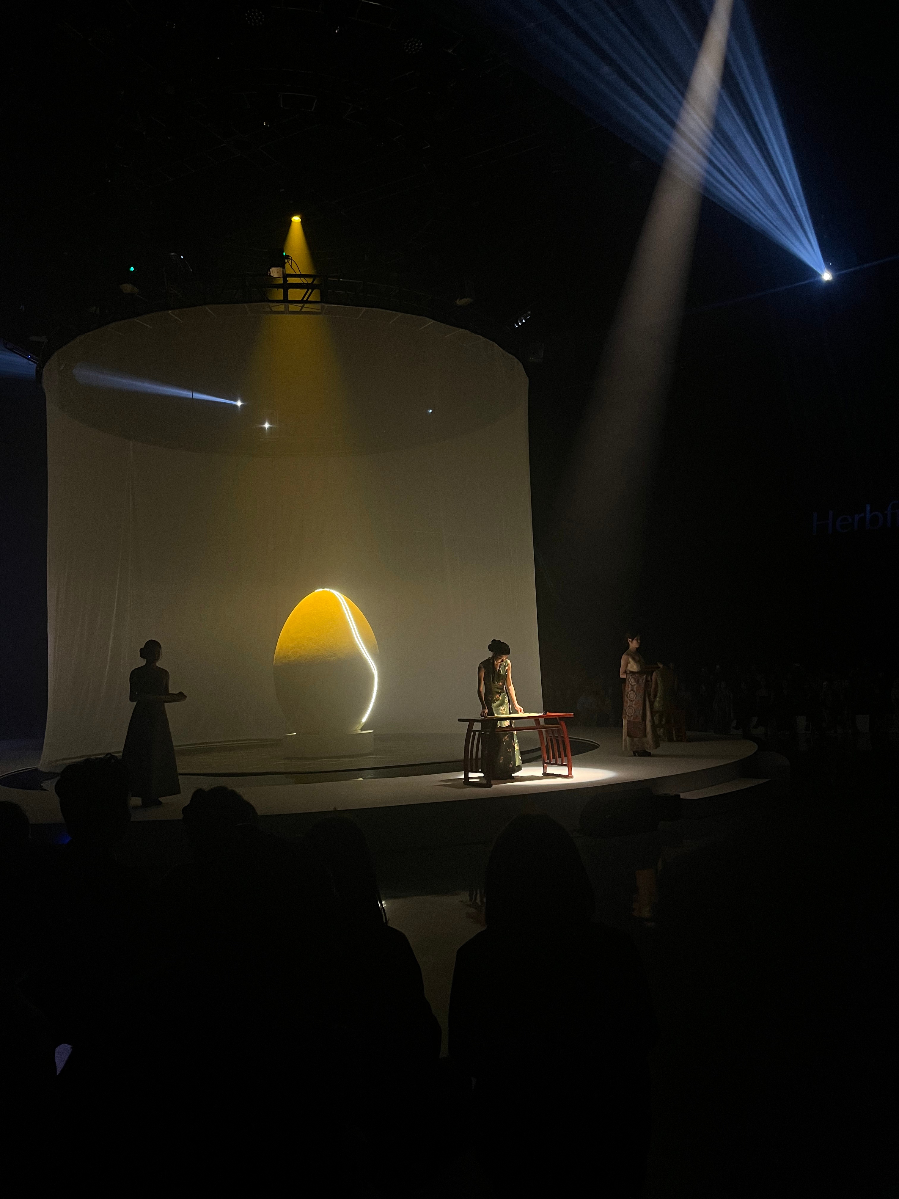 草本初色开启蚕丝内衣新纪元今年内衣爆款俺先锁定草本初色黄金蚕系列！真蚕丝软滑透气