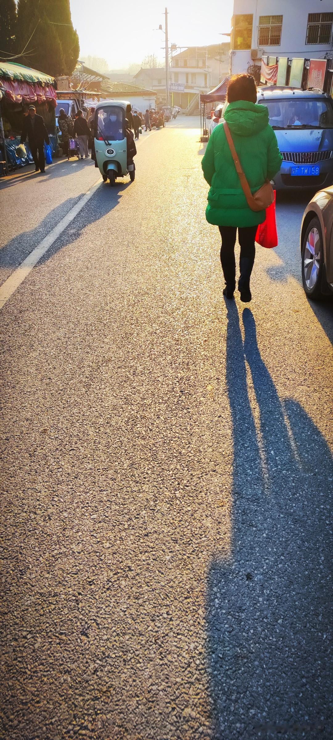 冬日生活打卡季太阳东起，一切美好刚刚发生充满希望。朝阳仍旧如同初生，像炉口，它滚