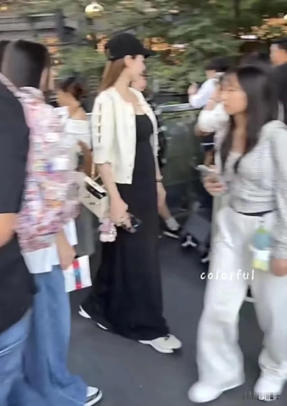 看马筱梅的肚子，应该月份挺大了吧！每周北京湾湾两头跑，一边要忙事业，一边要忙陪伴