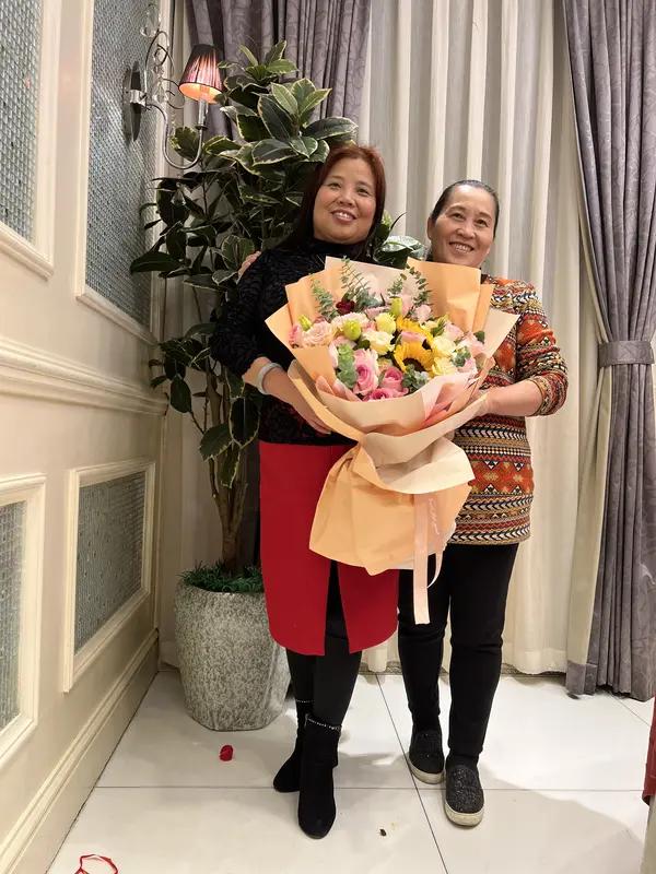 七旬长者获评优秀婆婆 质朴发言戳中无数人心
 
一位七十四岁的长辈收获邻里与家人