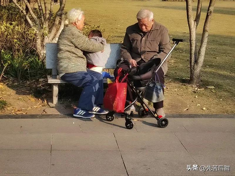 人老了靠儿女还是靠自己，这是个现实话题。老一辈常说“养儿防老”，很多人一辈子为儿