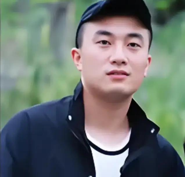 2021年，四川30岁男子每天和57岁母亲一起睡，他洗澡时，母亲也待在浴室，他不