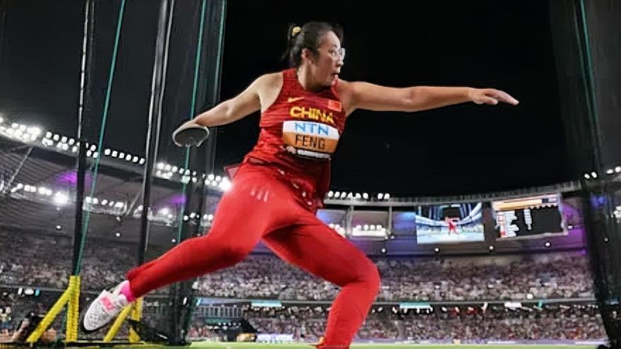 一骑绝尘！冯彬以63.83米轻松卫冕亚运会女子铁饼金牌，同伴姜志超以62.25米
