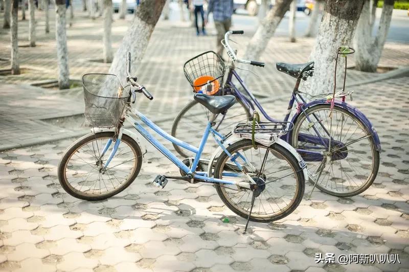 在我家乡，自行车就叫脚踏车。这叫法挺实在，直接点明了它靠脚踩驱动。
以前，自行车