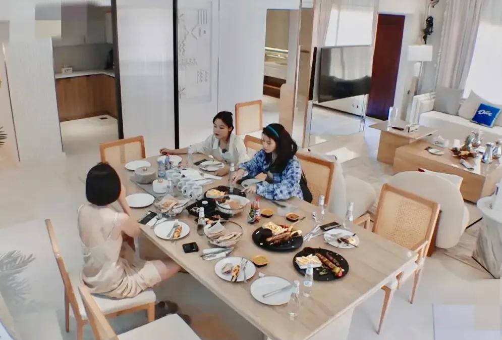 秦岚，看看秦岚的坐姿，岁数大了都爱这么坐着，我也喜欢这样坐，腰不好的人也喜欢这样