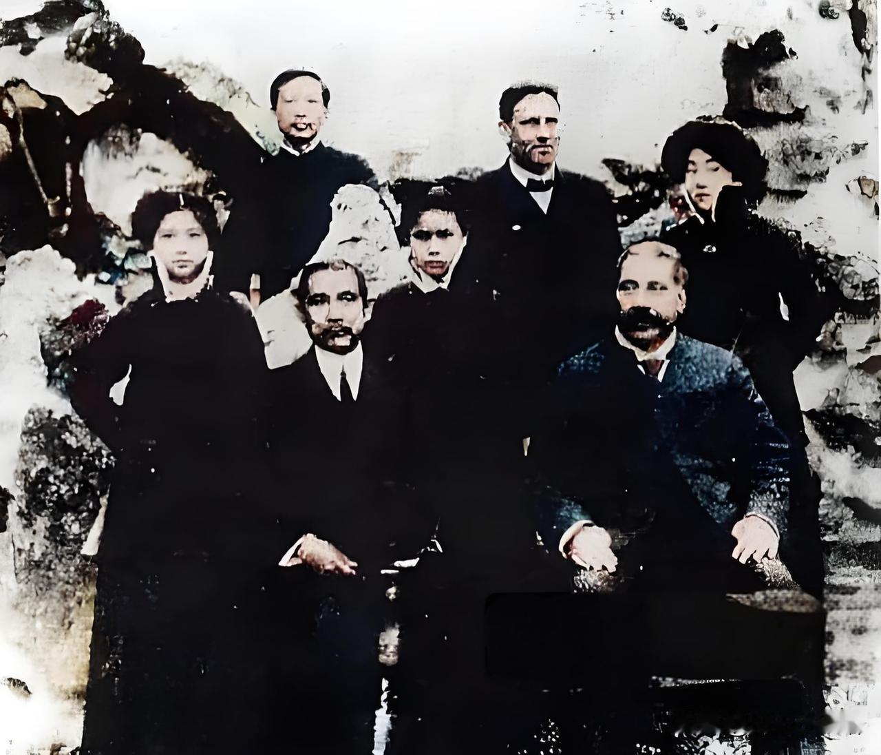 1910年，宋霭龄圆满完成了海外的高等教育学业，得益于其父宋嘉树的引荐，她有幸成