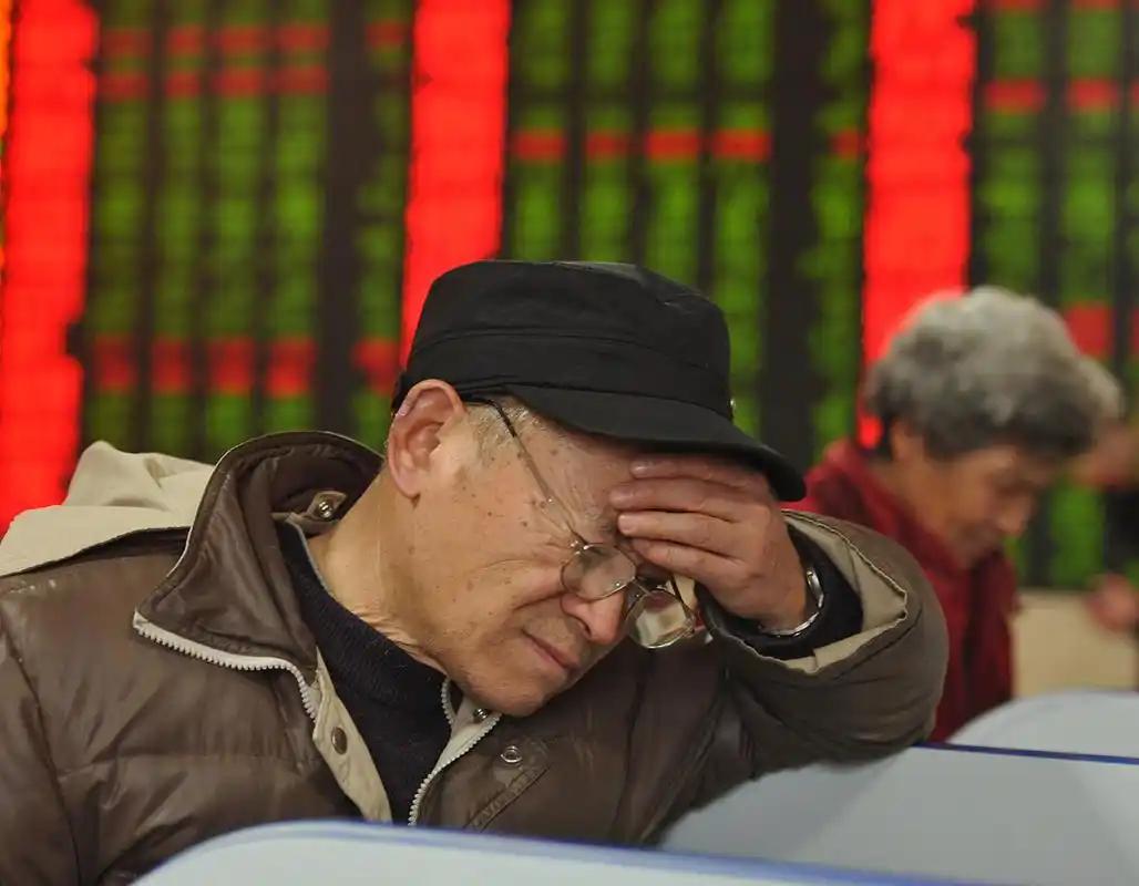一位股民发视频笑疯了，重仓中粮糖业熬了三个月终于快回本了。 5月在16块追进去，