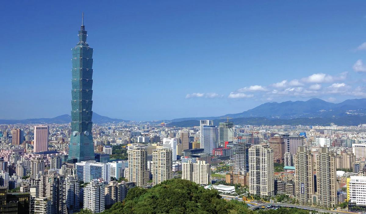 岛内民众要的是安稳日子，不是选边站队。《联合报》最新民调显示，52%受访者不满意