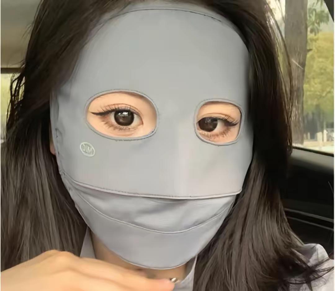 发现没有，近期蒙面的女人越来越多。想想，蒙面的好处不少。
一是防紫外线照射，保护