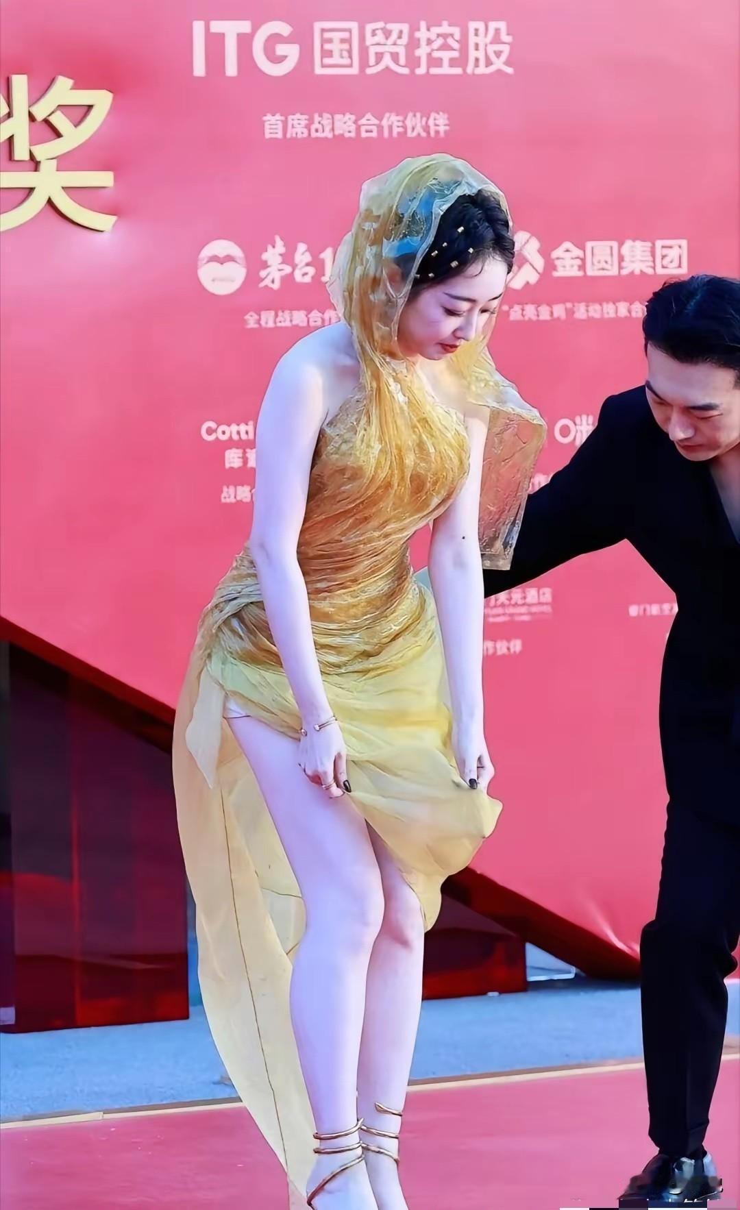 以为女明星都是筷子腿，没想到还是有这种有小腿肚子的正常腿形