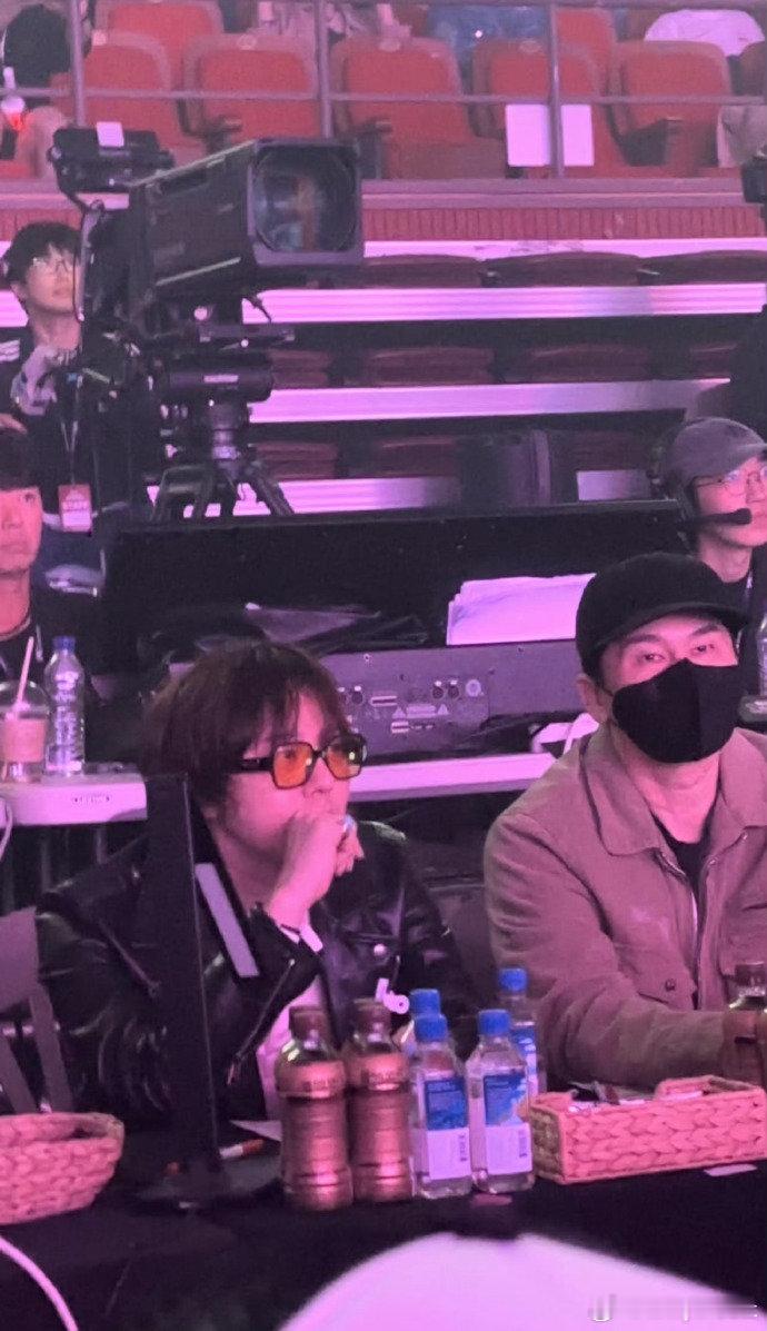 #权志龙杨贤硕去了2NE1演唱会# 2NE1首尔演唱会有好多爱豆啊！权志龙也来了