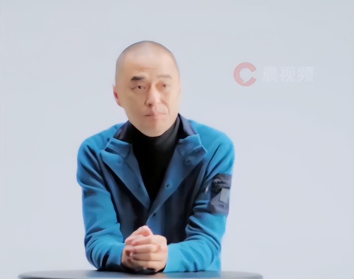【#冯唐说中年男人大肚子是对自己没要求#】10月21日，作家冯唐在社交平台分享常
