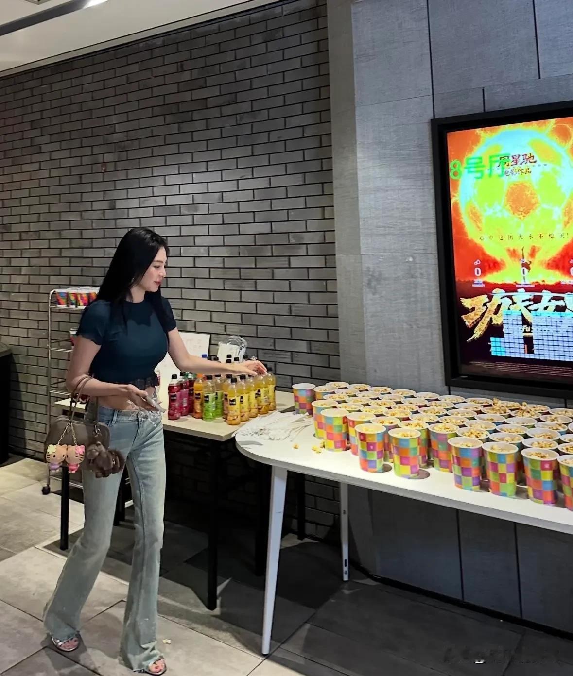 黄圣依和周星驰解约的时候，开发布会哭，说公司压榨她，说得特别详细。张雨绮也解约了