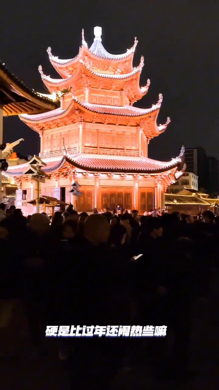 十里长街闹元宵。
今儿个到路桥十里长街过闹热的元宵。这人多得没法，硬是比过年还闹