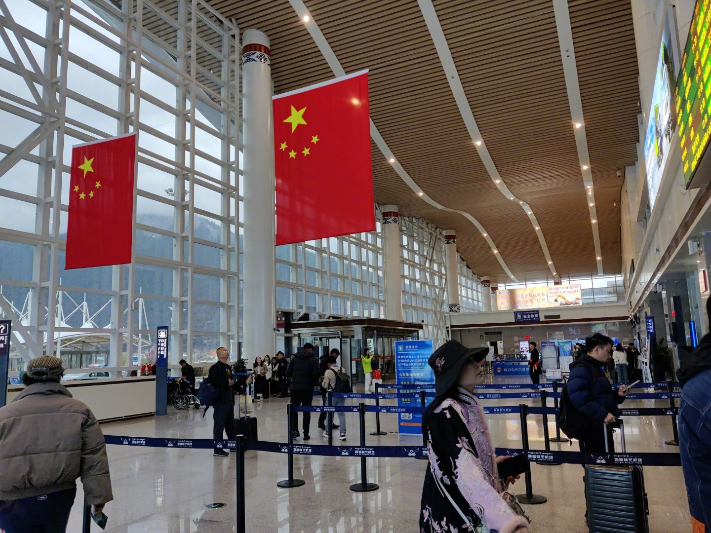 航空君航空科普 林芝确实是个值得一来再来的地方，林芝机场也是麻雀虽小五脏俱全，好