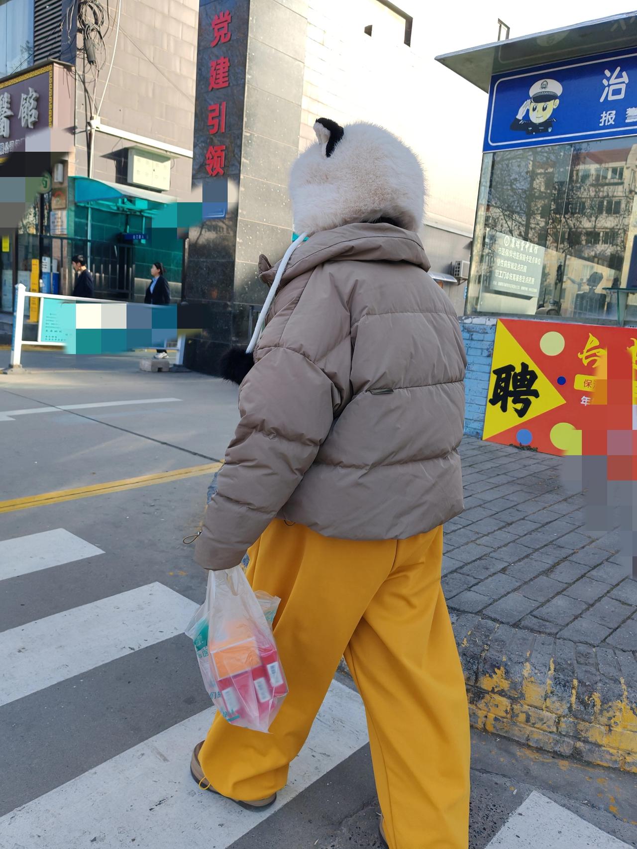 她说家里娶了个祖宗
这是我们小区刘阿姨家的儿媳妇，女孩是相亲嫁给刘阿姨儿子华强的