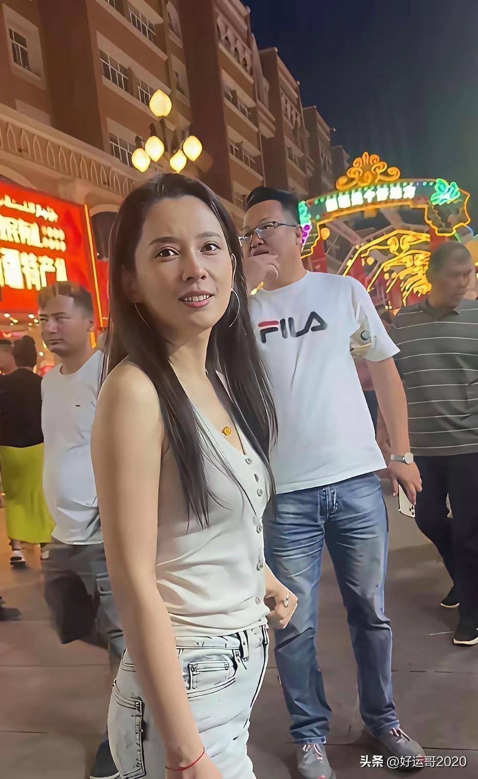 近看汪峰的女友“森林北”李巧这颜值确实看起来只属于中上，在气质方面比章子怡差远了