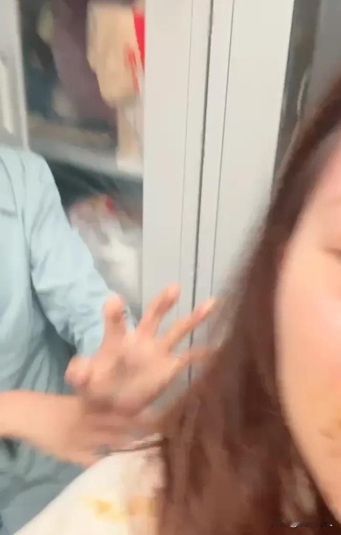 “领导直接扑了上来，把辣椒油往我脸涂，涂在眼睛和头发上，紧接着扇了我俩耳光，拽着