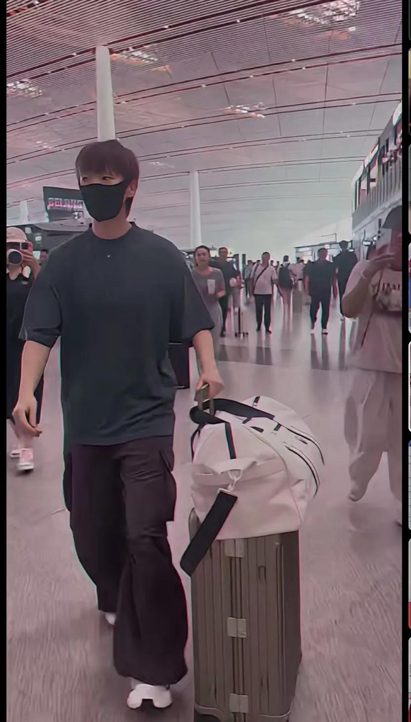 曼昱出发乒超第二阶段，王曼昱乒乓球实力派，新代言太飒了，太有范了[赞]
＜曼昱真