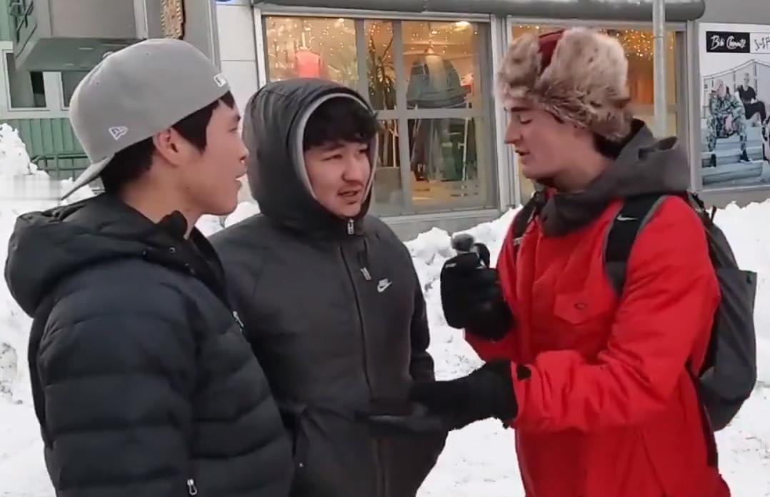 美国拿下格陵兰岛没有什么悬念，“胡萝卜+大棒”的策略会很管用。
“胡萝卜”就是给