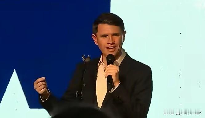 美国得州参议员竞选演讲现场，民主党候选人詹姆斯·塔拉里科讲述父亲与学校保洁员默默