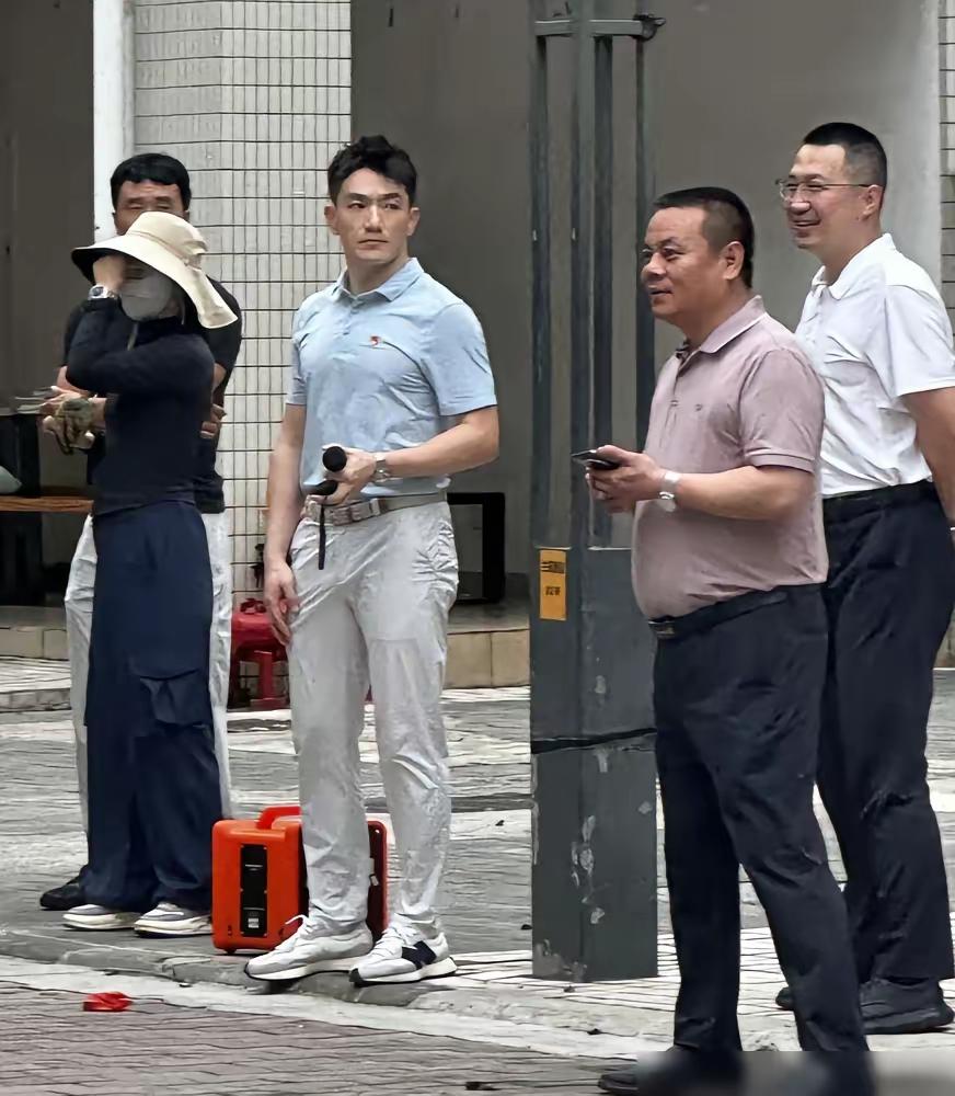 别再说他“吃软饭”了。
看看他转业前的履历：反恐精英，战友称“岭南有悍虎”。祖父