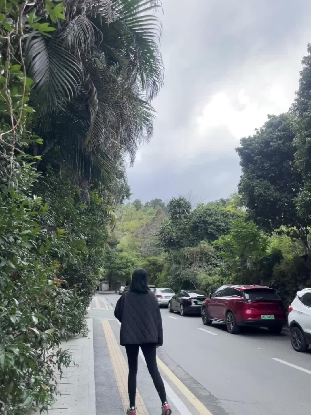 小孩哥带着薯片陪我减肥…