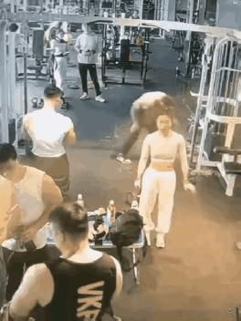 这个看起来很奇怪，
小哥哥是不能放手吗？