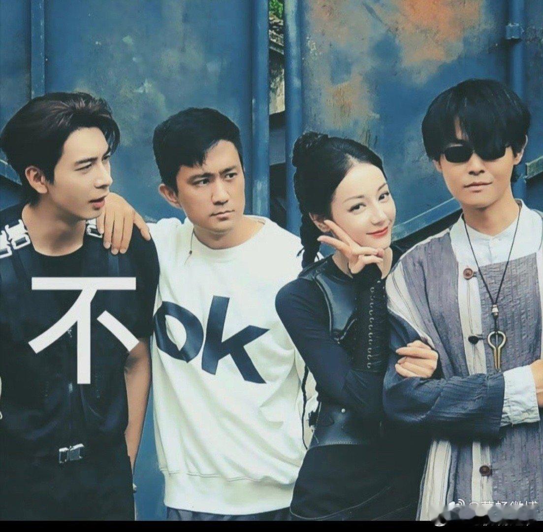 聂九罗邢深合照，从未见过笑着的邢深，炎拓表示不ok！聂九罗邢深合照南山猎人大合照