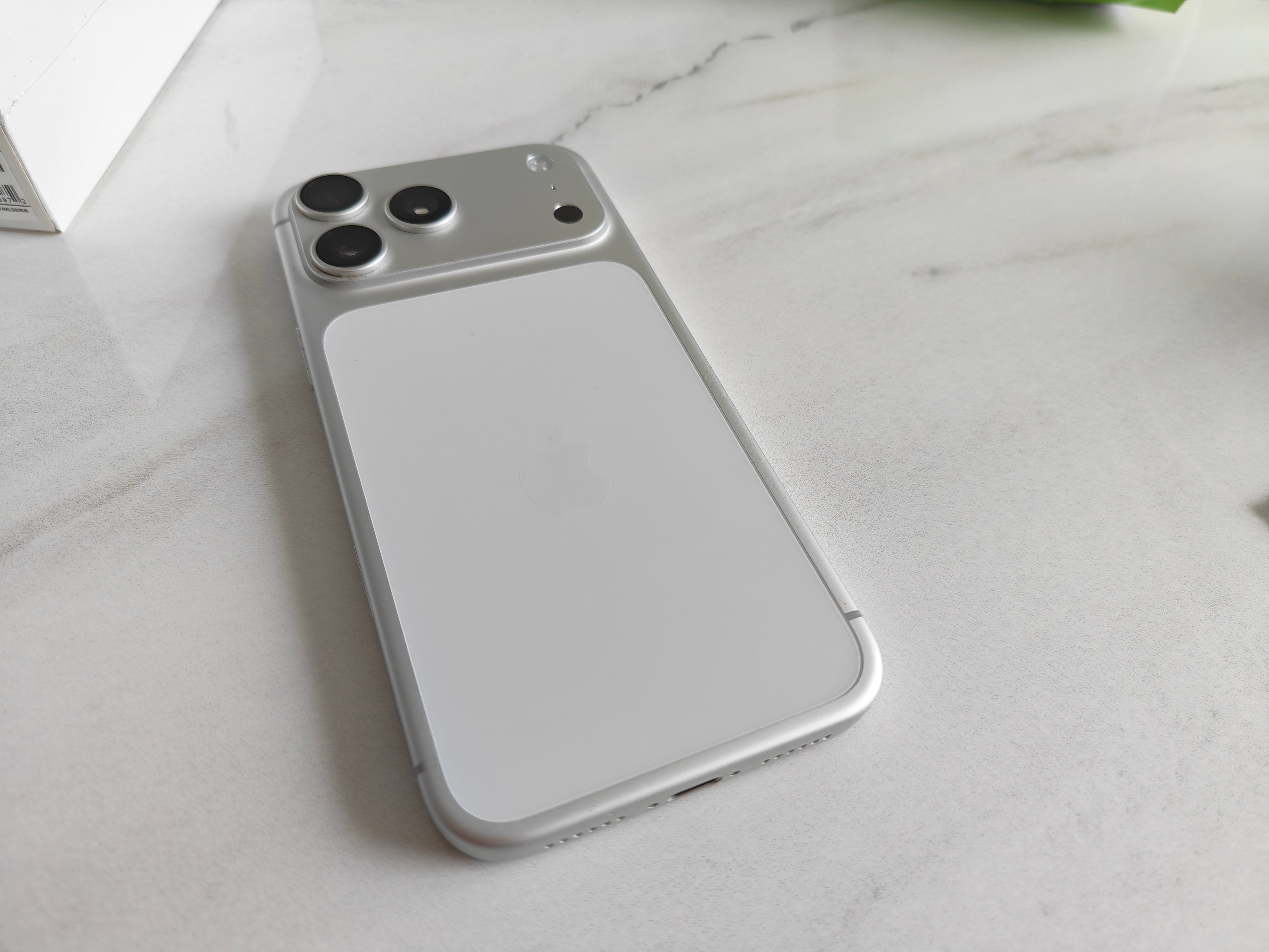 苹果涨价iPhone未涨之前一直以为苹果利润高，可以扛住这波内存涨价，没想到ma