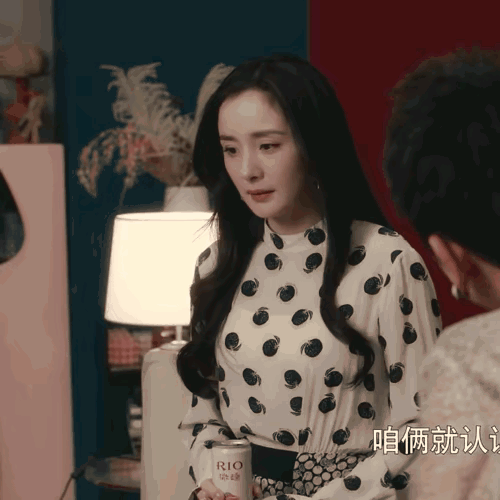 杨幂这个动作是哪个剧里面的？不知道是故意的还是剧情需要?
不得不感叹杨幂的身材真