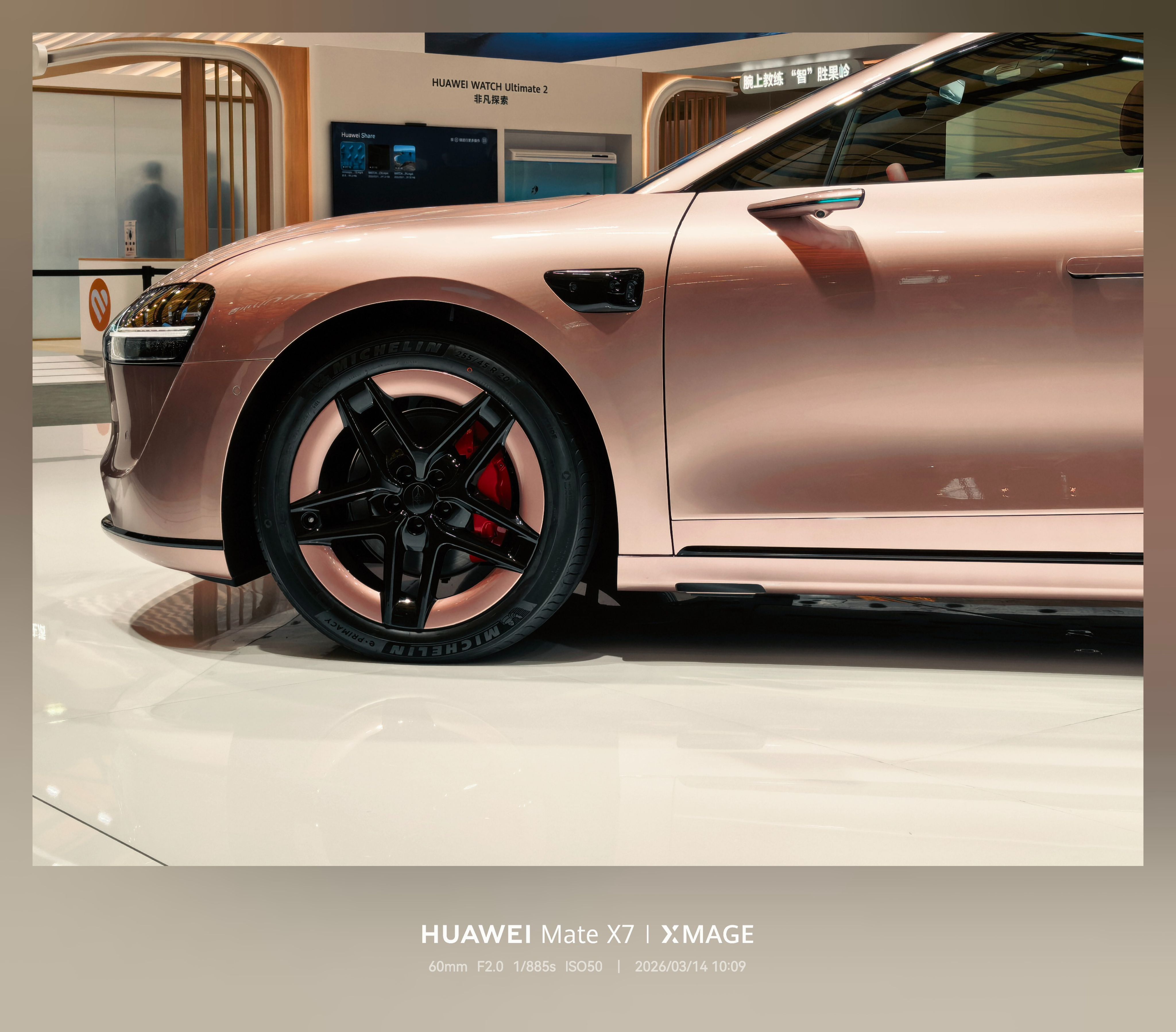 享界粉白新色亮相上海AWE什么样的车色，能让余承东在AWE央视直播现场亲自官宣？