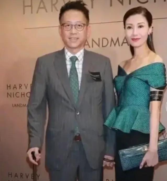 难怪李嘉欣能重回许家！许晋亨已经老了，都需要用拐杖了！他年轻时玩得太过火，身体被