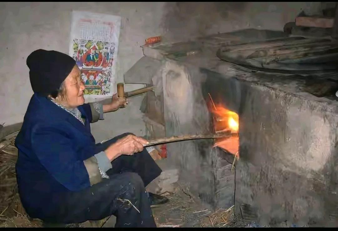 那个年代农村做饭的柴火都缺，是实话，没有一点夸大，更不是抹黑。
是的，这个现象确