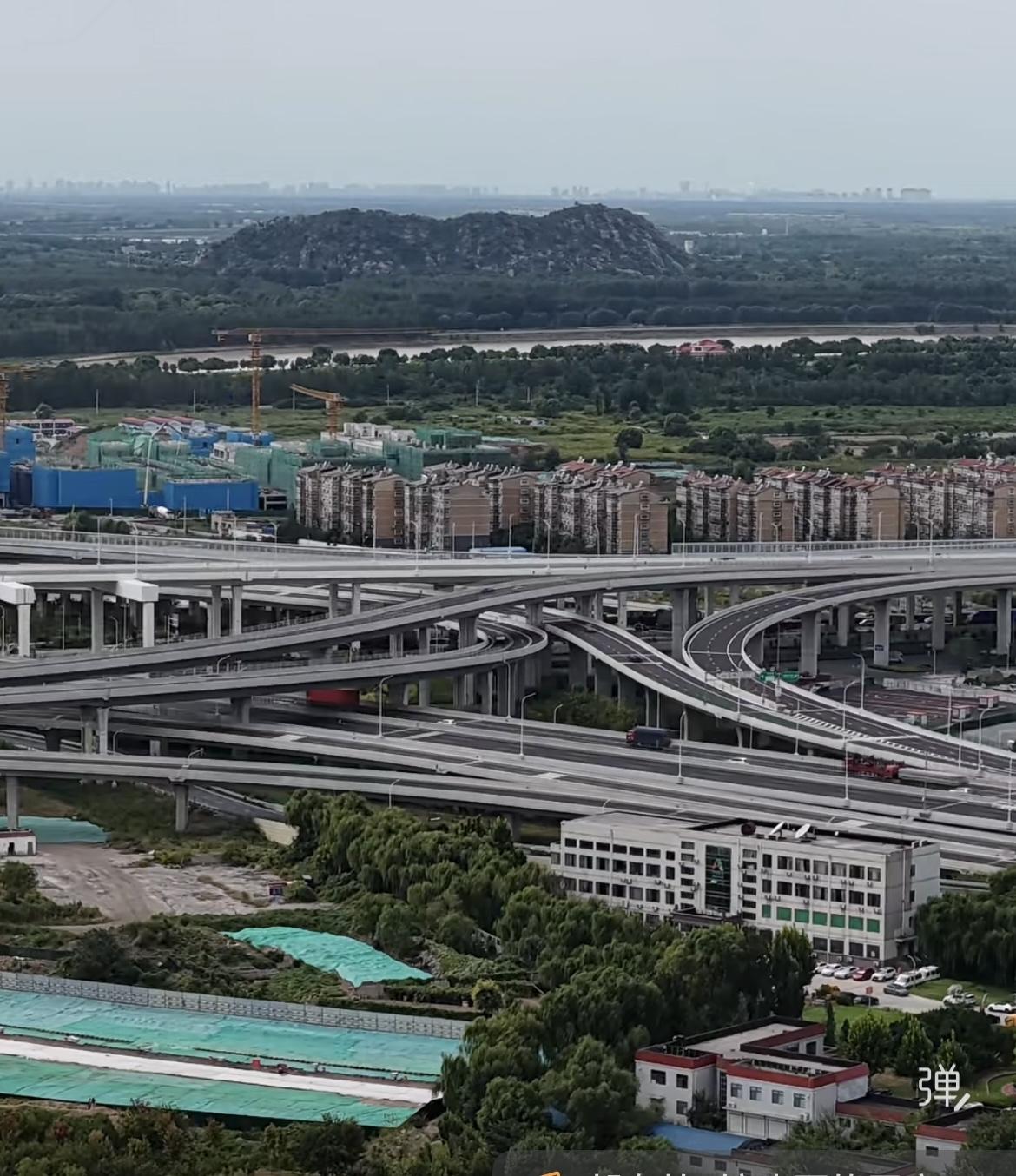 鹊华大道西延二环北路
目前正在马不停蹄施工
高空俯瞰绿网覆盖
零点立交是济南东北