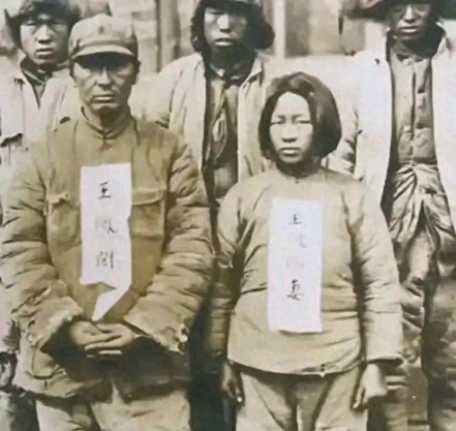 1937年4月15日，在我国的东北，一个4岁小男孩和父母一起站上了日军布置好的刑