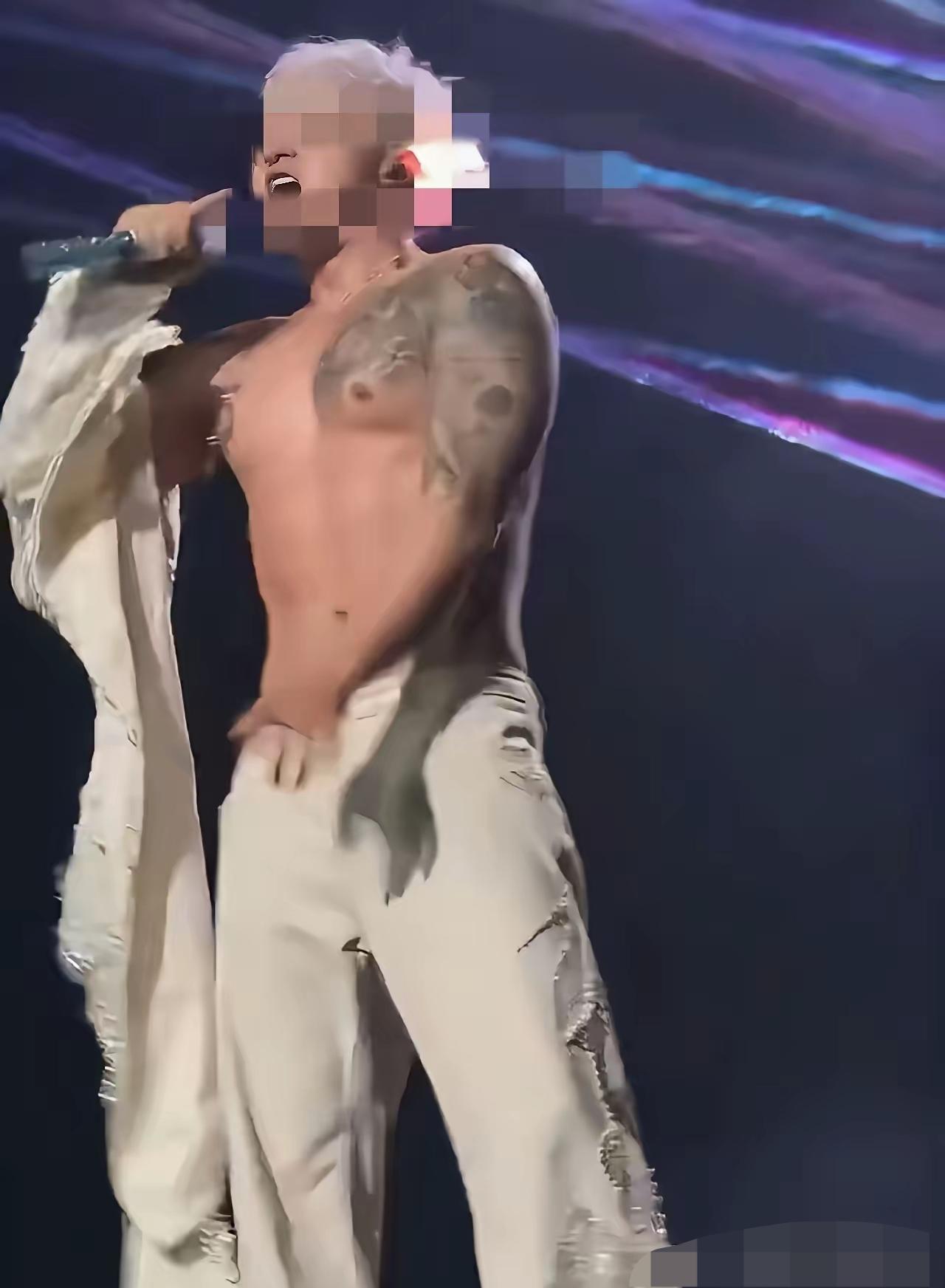 天呐，明星身上肤色不一样，还挺自信，是长得胎记吗？