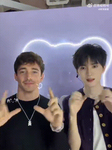 周翊然勒克莱尔cha手势舞 被周翊然和勒克莱尔的手势舞可爱到，自然又放松，看得人