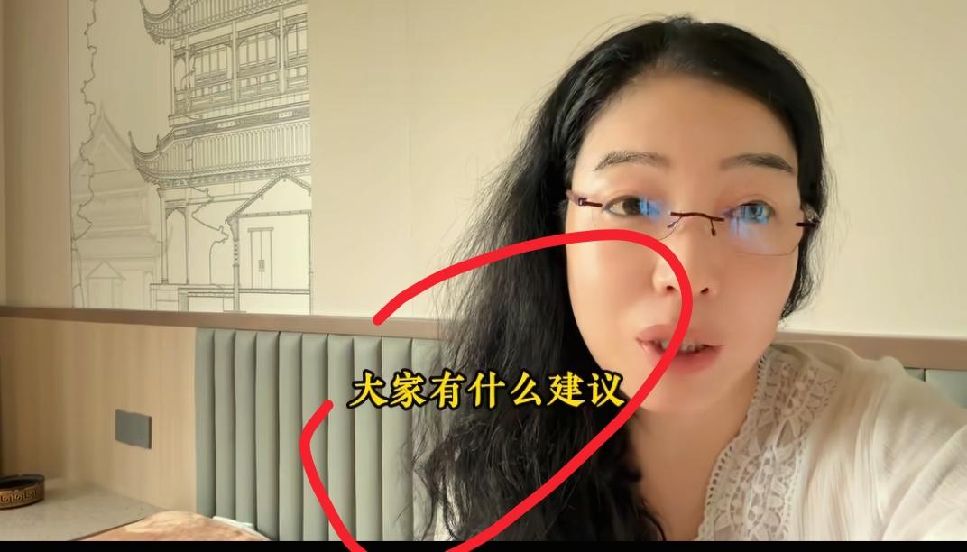 看到网友吐槽安娴得不偿失我忍了
看到有人嘲讽她生活倒退我也忍了
可看到有人否定她