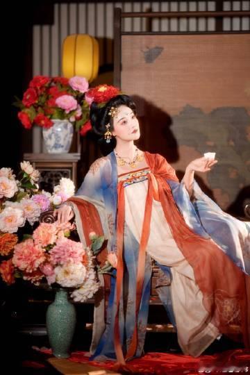 蓝盈莹盛唐嫡长女 蓝盈莹化身盛唐嫡长女，简直美出新高度！华服加身，气场全开，珠钗