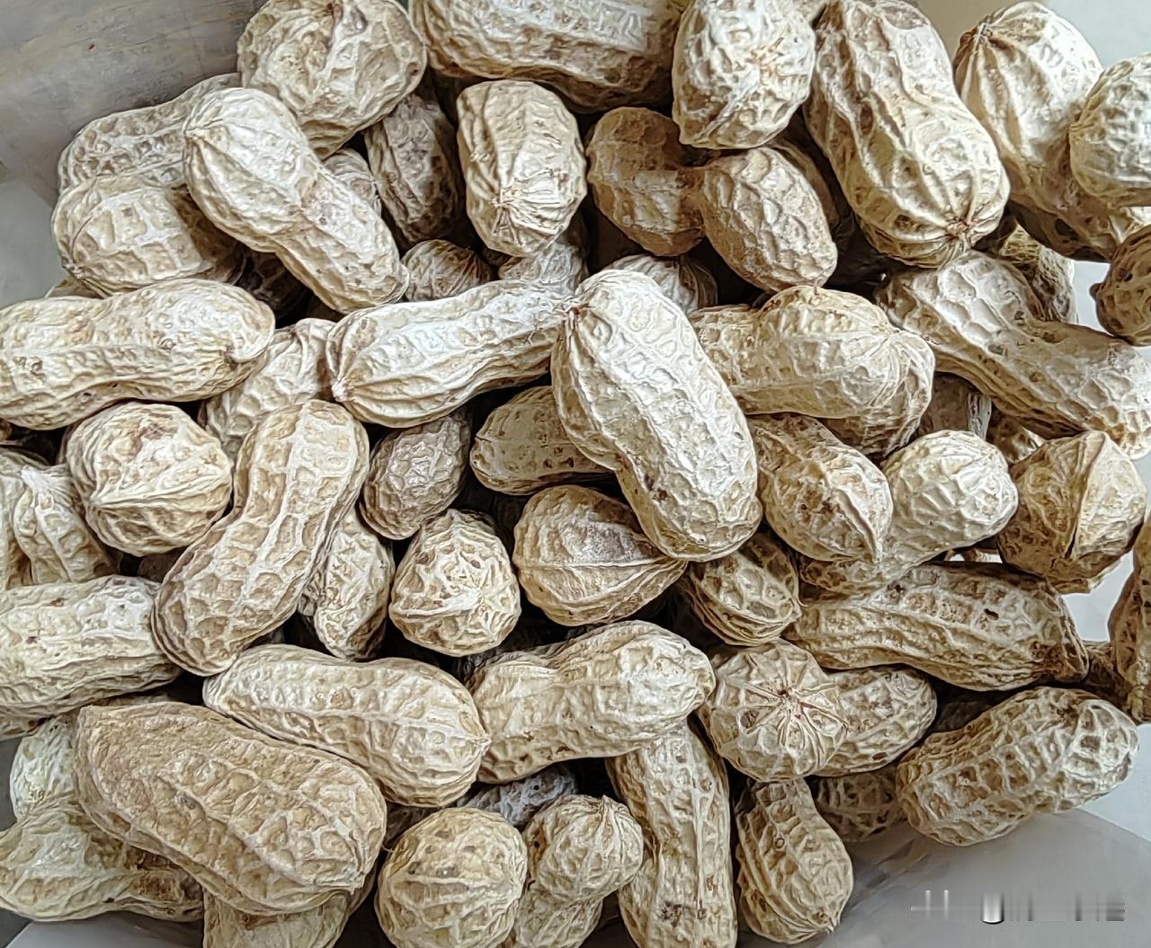 我小时候的中秋节过得可热闹、可有趣啦！中秋节之前，妈妈会炒花生，炒瓜子。

我爷
