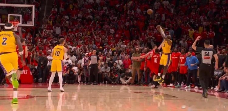 致命抢断+关键三分：比赛最后30秒湖人103-109落后，斯玛特造三分犯规三罚全