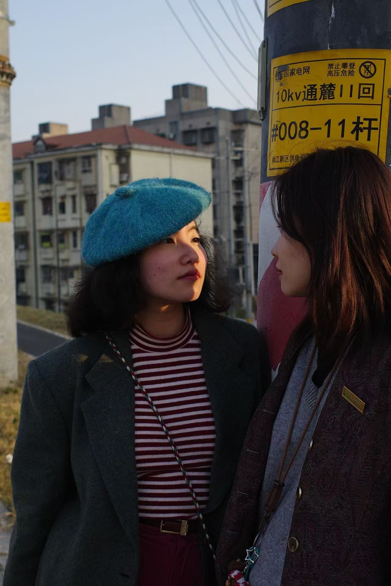 用理光GR记录的落日余晖下的女孩。她俩有些不受控制，很难听从我的指令，但这也正是