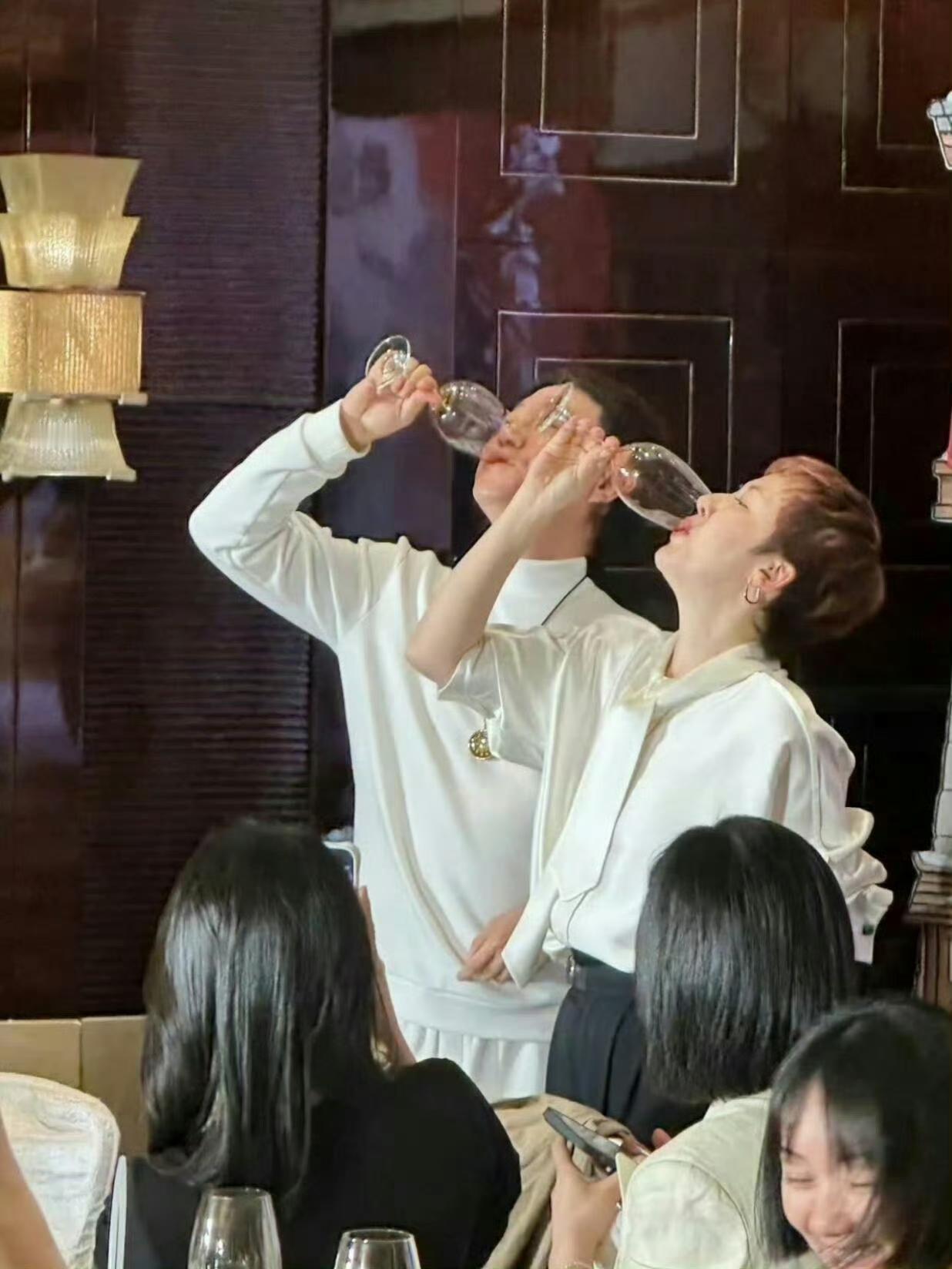 内娱名场面来了！《逐玉》庆功宴上演大型和解现场，积攒九年的恩怨，竟在一杯酒里烟消