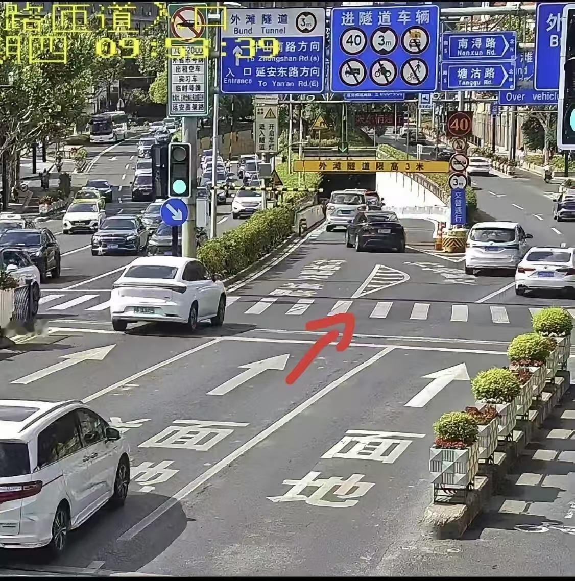 外滩隧道入口 隐形收费站精致的月牙虹口区东长治路外滩隧道入口，隐形陷阱，碰一次，