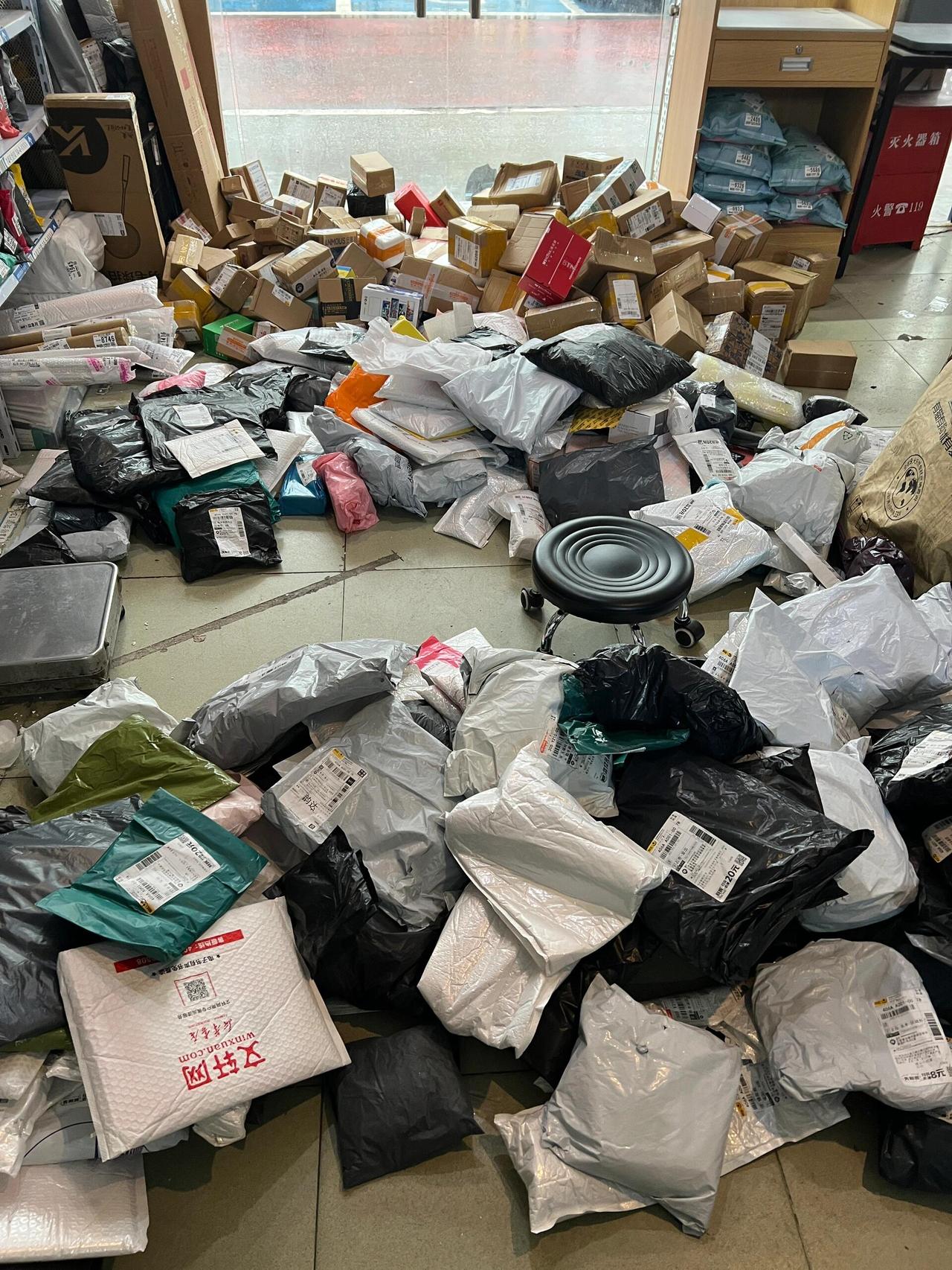 为什么菜鸟驿站那么多转让的?

很简单，它根本不是个能赚钱的好生意。
别看快递多