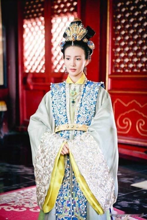 金晨发文悼念何晴：古典之美，永驻心间

2025年12月13日，演员何晴离世的消