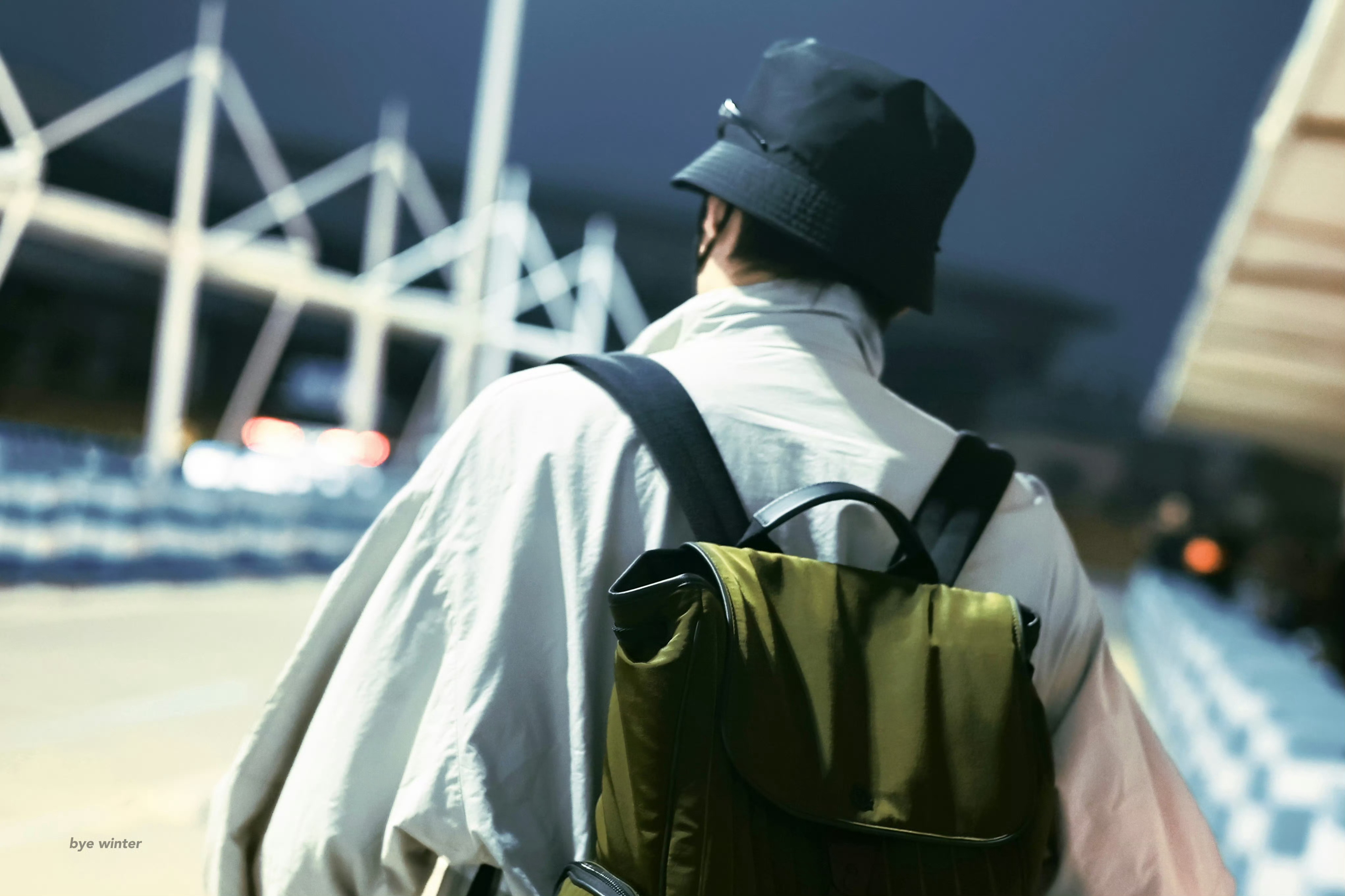 头发没有剪短肩膀好宽背个双肩包好有反差感刘学义爱奇艺尖叫之夜